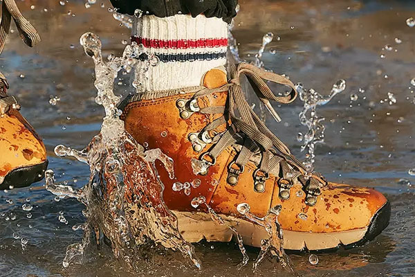 Der Unterschied zwischen wasserdichten Stiefeln und Regenstiefeln